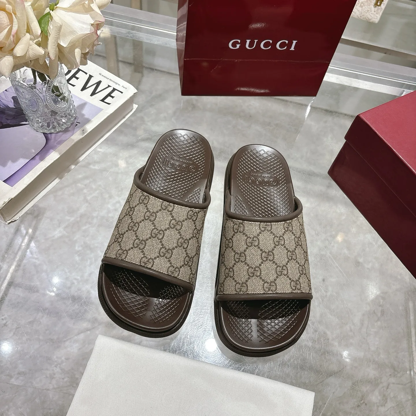 p400🐮🐮New summer men's slip-on slippers. Inspired by the summer spirit and beach clubs of the Italian coast, this piece is part of Gucci Lido. The Pre-Fall collection reinterprets the brand's signature elements and sophisticated patterns in a contemporary way. Made from black rubber, these flat sandals feature a slip-on design that reinterprets the brand's distinctive green and red web design. GG Classic Upper Men's Molded Rubber Footbed Gucci Logo Flat Made in Italy Size: Men's 40 to 47,